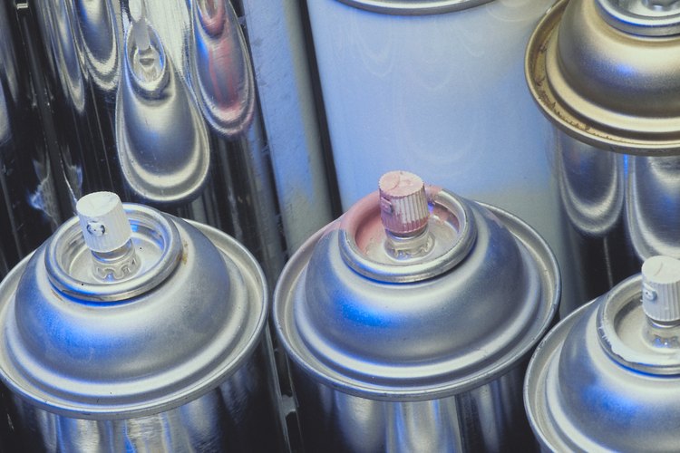 Las latas de aerosol pueden contener desde laca para el cabello hasta veneno para cucarachas y muchos elementos más.