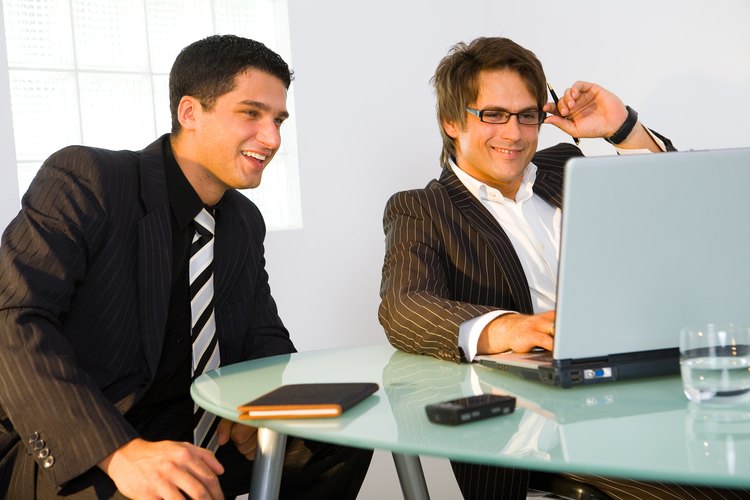 Los consultores informáticos se ganan la vida ayudando a las empresas a mejorar sus sistemas y redes.