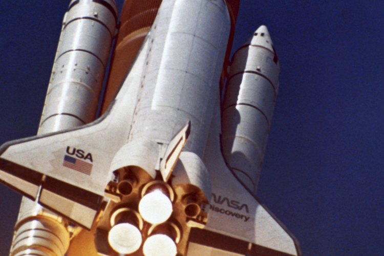 Un ingeniero aeroespacial trabaja en el diseño, prueba y construcción de naves espaciales, aviones y sistemas de armas, incluyendo misiles.