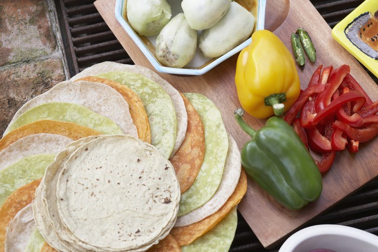 Las tortillas estan hechas a base de harina o maíz.