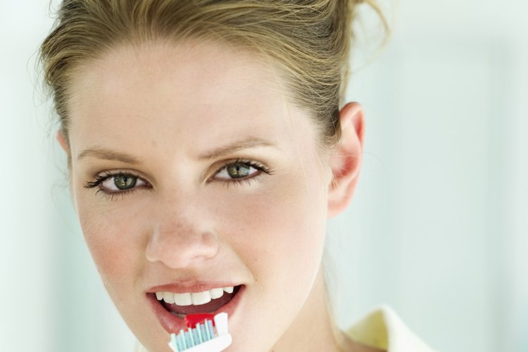 Hay más que puedes hacer que sólo lavarte los dientes para blanquearlos.