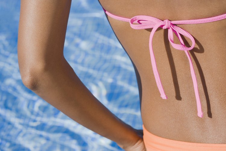 Haz tiras de bikini que combinen con tu atuendo.