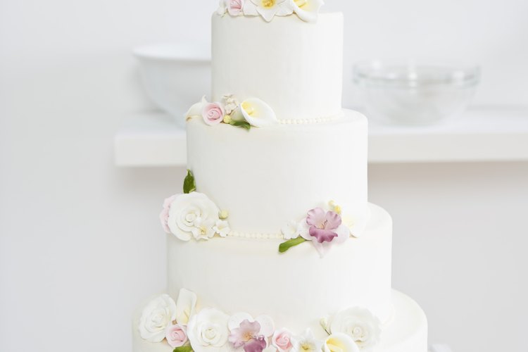 Los pasteles de bodas generalmente están cubiertas de fondant