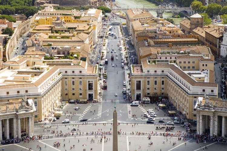 La caída de Roma hizo que muchos dudaran de la longevidad de las otras instituciones, incluyendo el cristianismo.