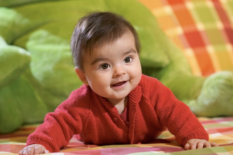 Algunos bebés que comienzan a moverse prefieren arrastrarse en vez de gatear.