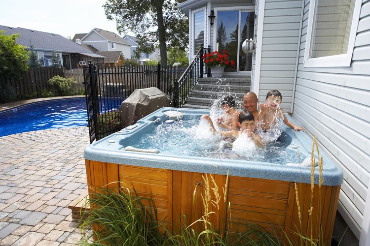 La fontanería de los jacuzzis consta de tuberías que alimentan agua hacia y desde el jacuzzi.