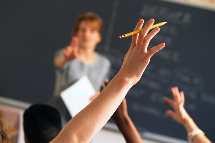 Los proyectos finales son útiles para profesores y maestros, ya que evalúan los conocimientos de un estudiante con muchos medios.