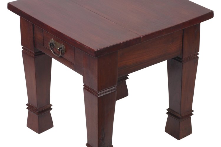 Las manchas de alcohol pueden arruinar la apariencia de una mesa.