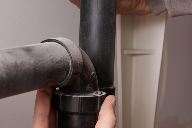 Los nuevos materiales hacen que las tareas de plomería en casa sean más sencillas, pero la experiencia de un maestro plomero licenciado es frecuentemente una necesidad.