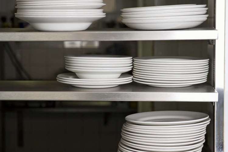 Compra platos, vasos, vajilla y servilletas al por mayor.