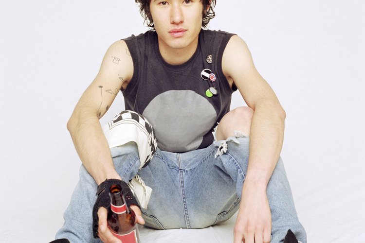 La ropa rota y de aspecto rudo puede ayudarte a obtener un estilo punk.