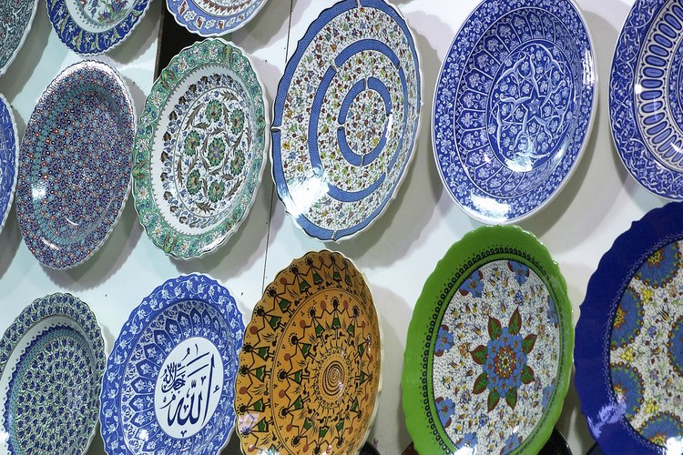 Colgar los platos y cuencos sin soportes de metal te permite arreglos más decorativos.
