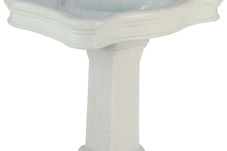 La porcelana le da un atractivo clásico y un bajo mantenimiento a tu cuarto de baño.