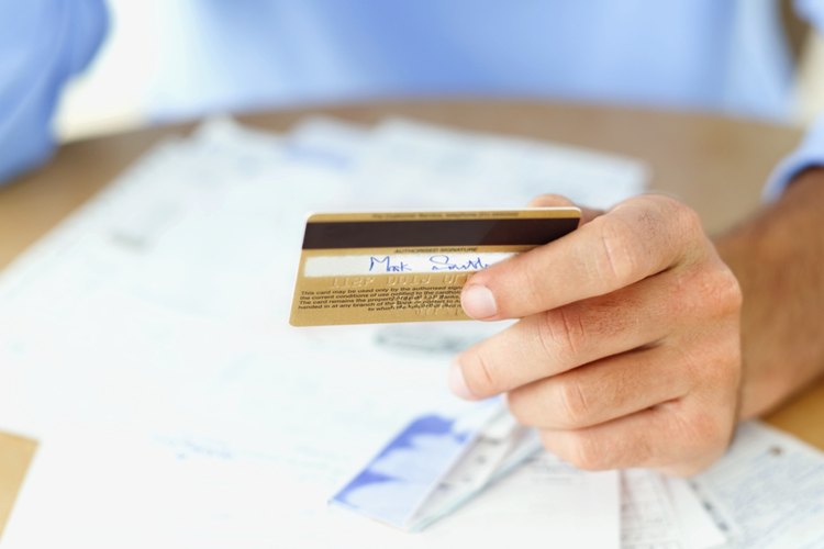 Debes fijarte que todos los recibos, tanto el de la tienda como el de la tarjeta de crédito queden firmados para no ocasionar confusiones.