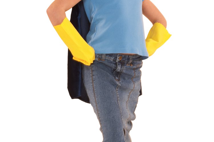 Puedes restaurar la camiseta de invierno preferida de tu hijo para que siga usándola por unos meses más.
