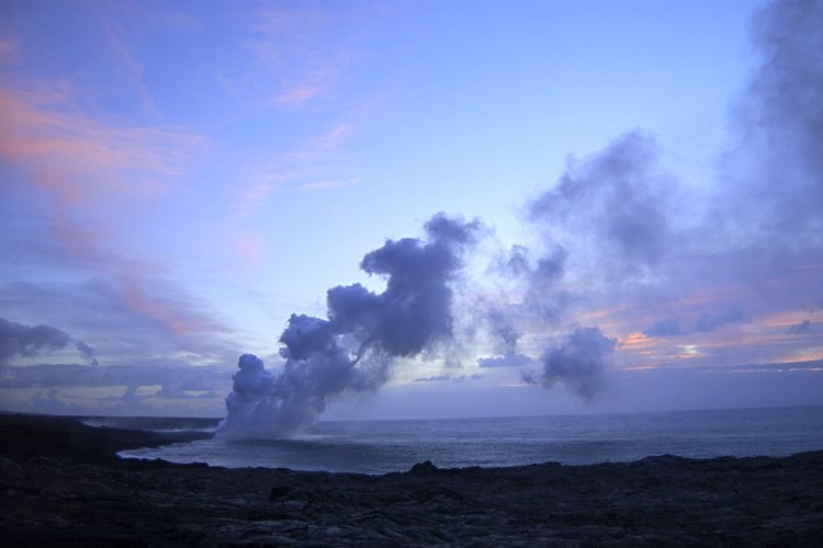 El vapor se eleva desde la lava del Kilauea que entra en el océano afuera del Volcanoes National Park en Hawaii.