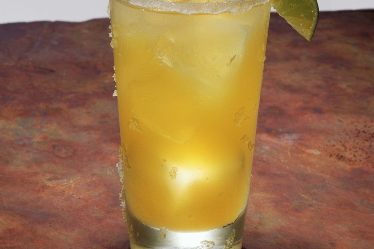 La margarita congelada es el trago perfecto para beber en una fiesta, una noche en casa o en una barbacoa.