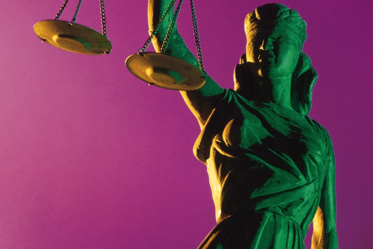 La justicia establece un equilibrio entre los principios de libertad e igualdad.