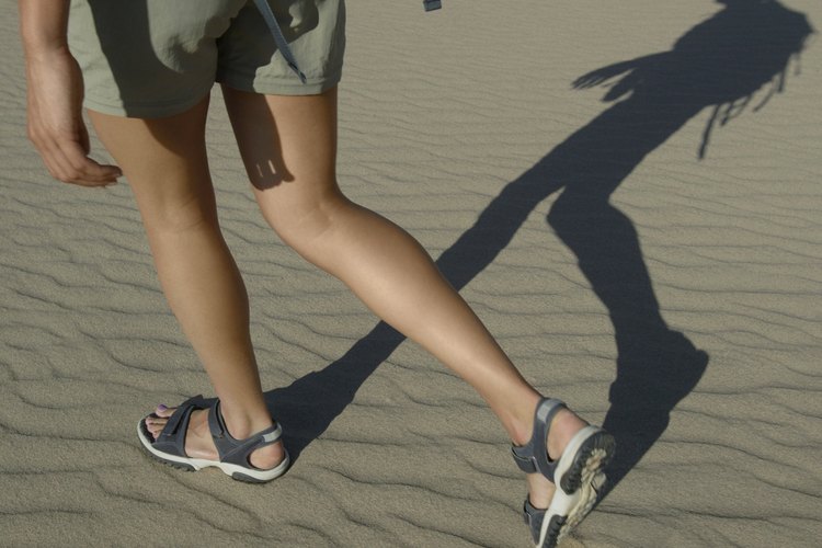 Siente la arena entre los dedos de los pies al caminar en un par de sandalias de senderismo.