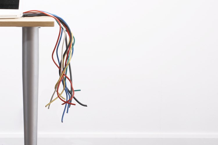 La mayoría de los cables alrededor de tu casa y lugar de trabajo están recubiertos en plástico aislante.