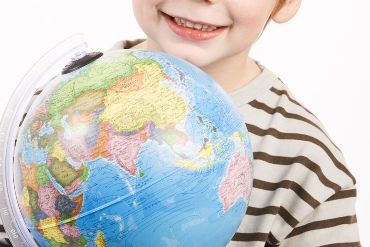 Trae a casa un globo terráqueo para ayudar a tu hijo a aprender sobre los continentes.