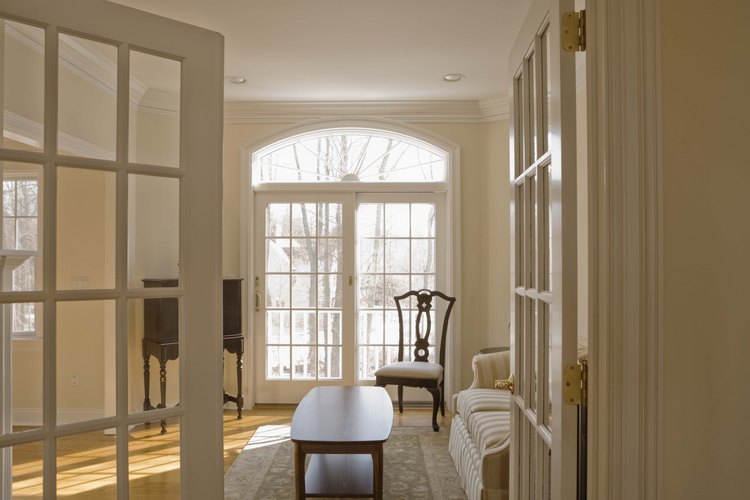 Limitar el desorden y el exceso de accesorios es una manera de hacer que una habitación parezca más grande.