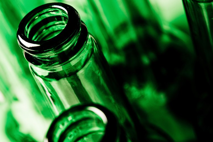 Algunas botellas de vidrio son esterilizadas y vueltas a llenar.