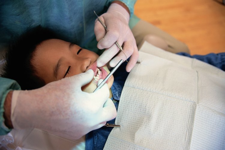 Los problemas dentales también pueden causar mal aliento en los niños.