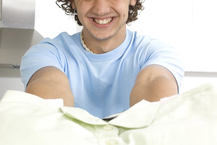 Corta el cabello rizado de hombre.