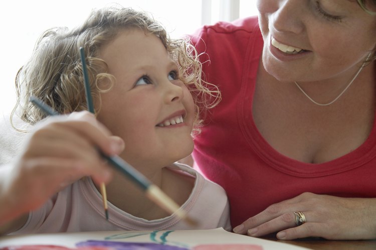 Crea artesanías con tu hijo en una reunión de grupo de padres.
