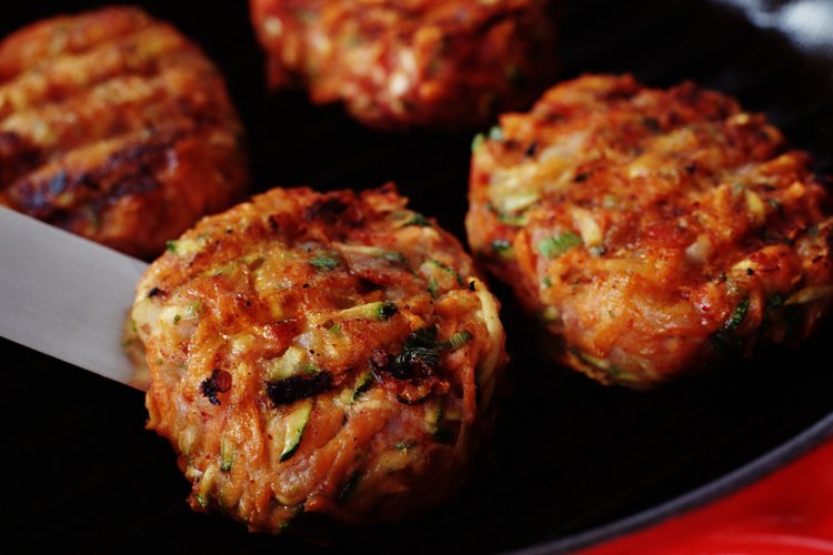 Cocinar hamburguesas en una sartén requiere unos pocos pasos diferentes que el hacerlas en el horno.