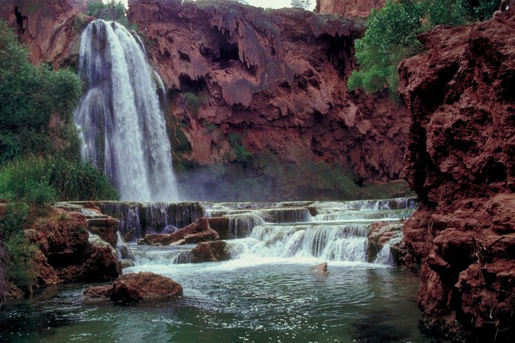Una excursión de aventura a las Cataratas Havasu puede comenzar en las cavernas del Gran Cañón.