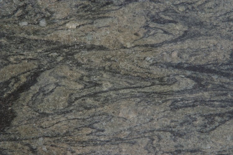 Elimina las manchas de vinagre de las superficies de mármol como encimeras y pisos.
