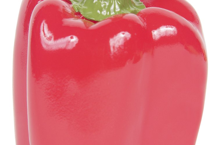 Los pimientos verdes se tornan amarillos, naranjas y rojos cuando maduran.