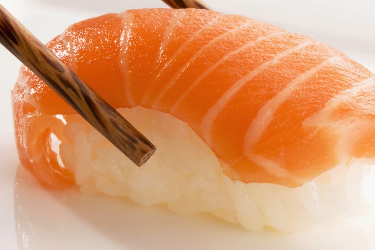 Sushi nigiri de salmón.