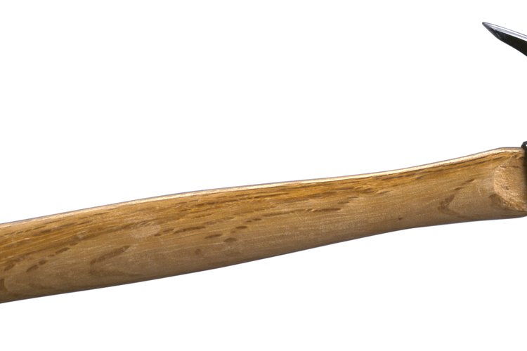 No uses sólo la uña de un martillo para sacar un clavo sin cabeza.