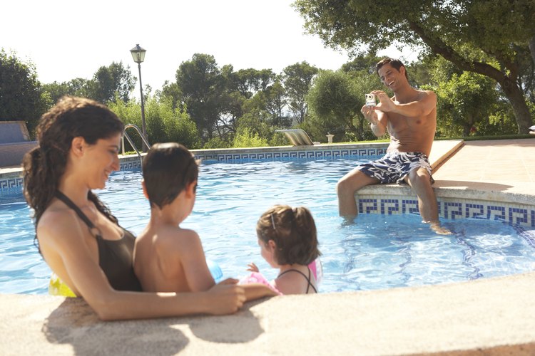 Cuando consideras el costo de tener una piscina, establece el pago del préstamo para la piscina, así como los costes de mantenimiento.