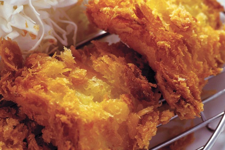 El pollo frito puede ser hecho con un empanado fino o grueso.