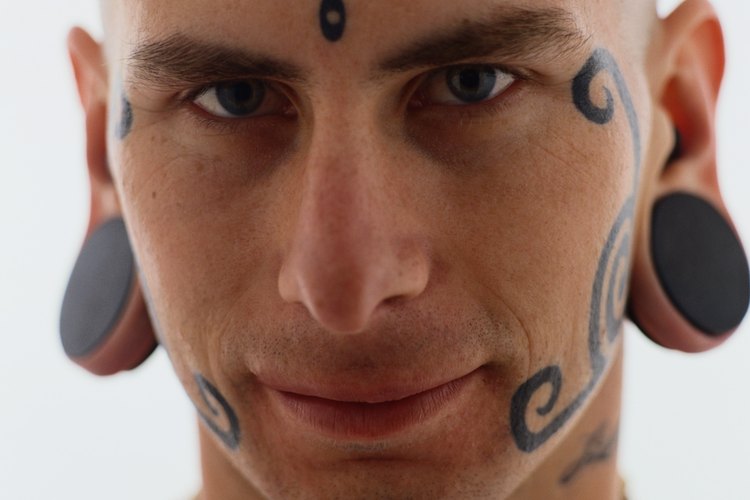 Antes de tatuar tu rostro deberías investigar el simbolismo del diseño.