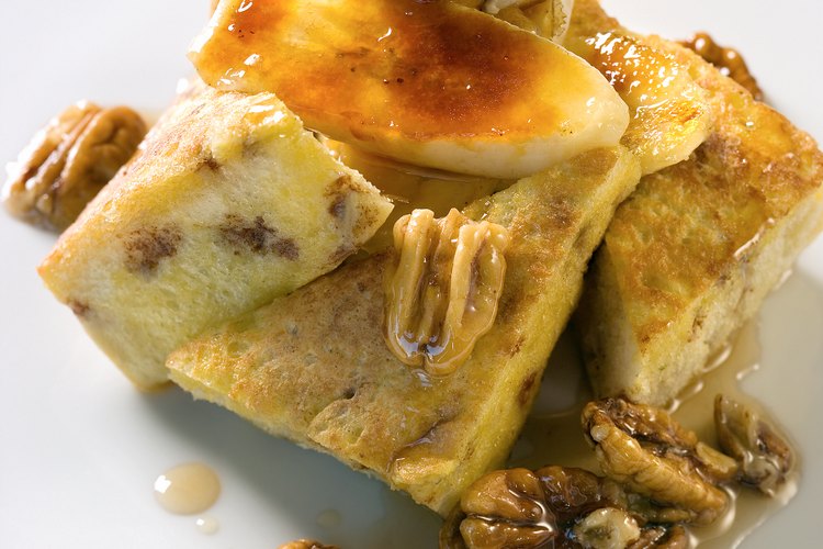 Agrega nueces picadas a tu postre para un crujiente delicioso.