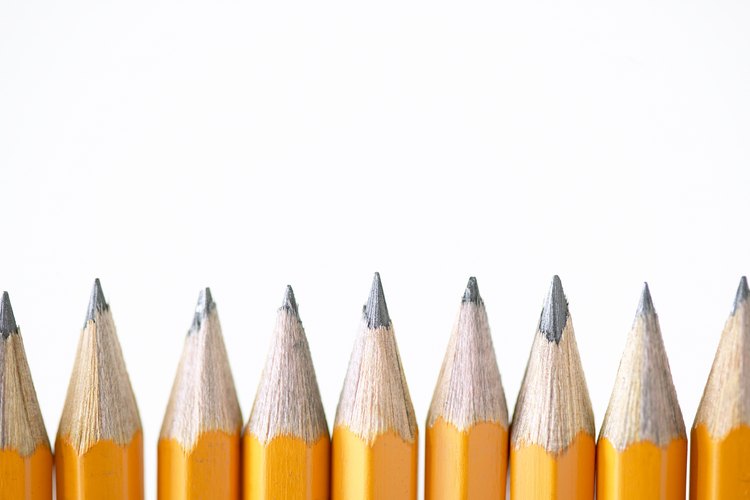 Los lápices representan el uso de los recursos combinados: el grafito y la madera.