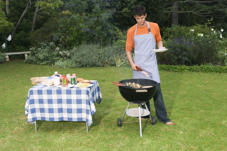Después de una parrillada, existen muchas cosas que puedes hacer con las cenizas sobrantes.