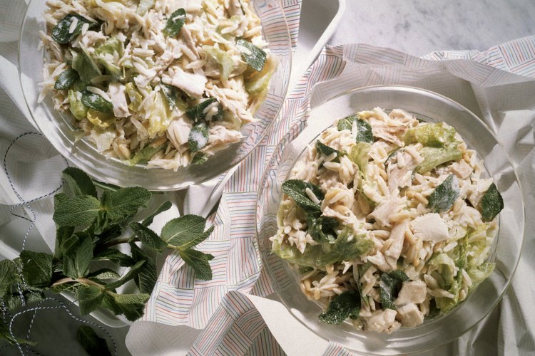 Ensalada de pollo con menta.