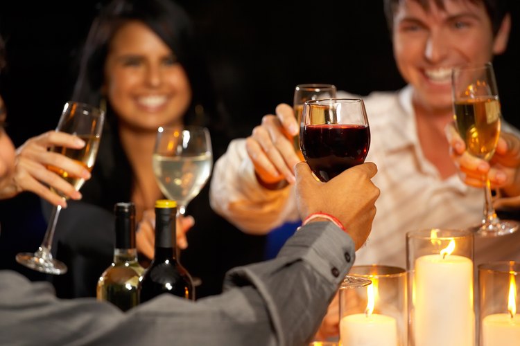 Haz un brindis en la cena cuando celebres con tus amigos.