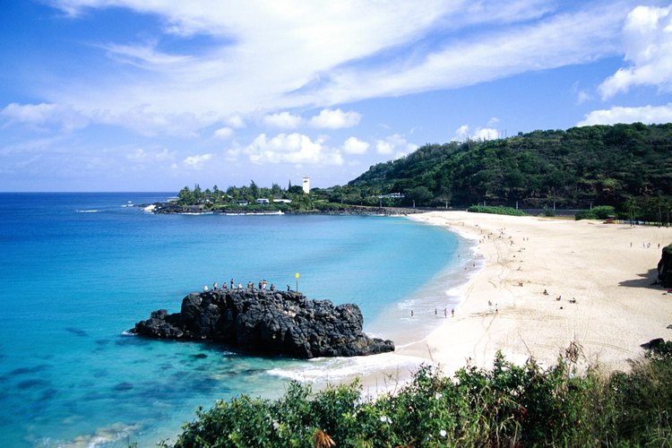 Relájate sobre la playa de arenas blancas en Oahu.