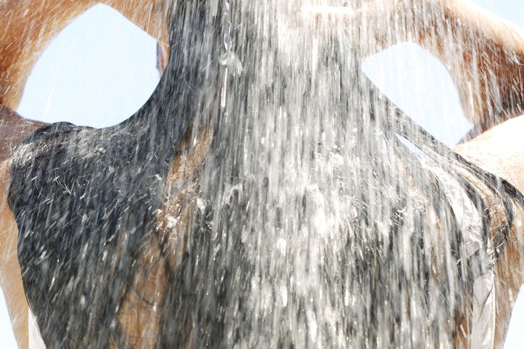 Enjuaga bien el cabello para reducir la acumulación del champú de alquitrán.