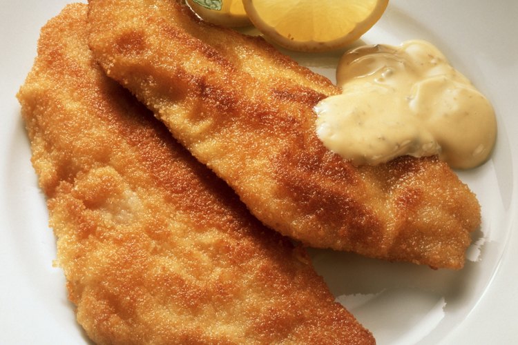 El pescado frito se sirve a menudo con salsa rosa o tártara.
