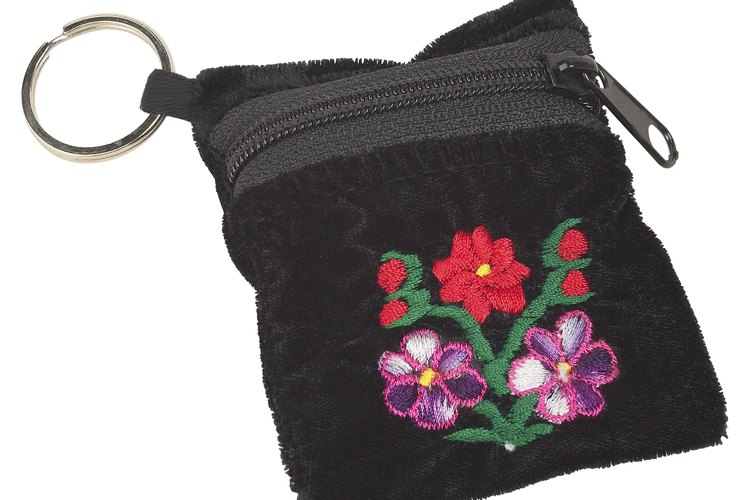 Decora bordando un pequeño bolso.