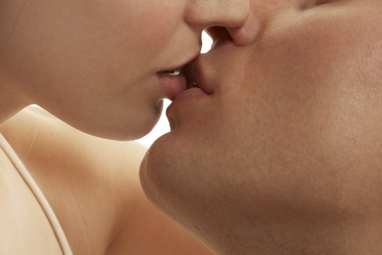 Los juegos de besos se pueden jugar en una fiesta o en una cita romántica.