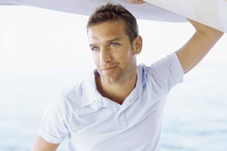 El atuendo para el hombre debe ser sobrio sin dejar de ser informal.